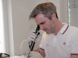 Dr. Kemper am Endoskop