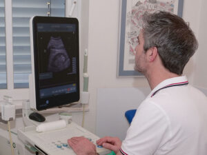 Dr. Kemper am Ultraschall