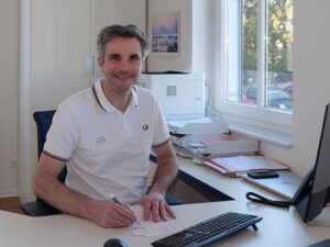 Dr. Kemper im Sprechzimmer