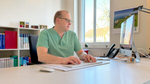 Dr. Schierbaum am Schreibtisch
