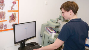 Dr. Schuster am Ultraschall