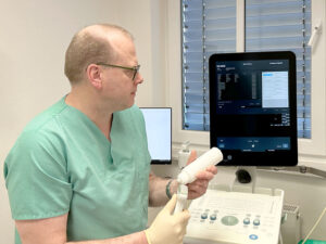 Dr. Schierbaum am Ultraschall